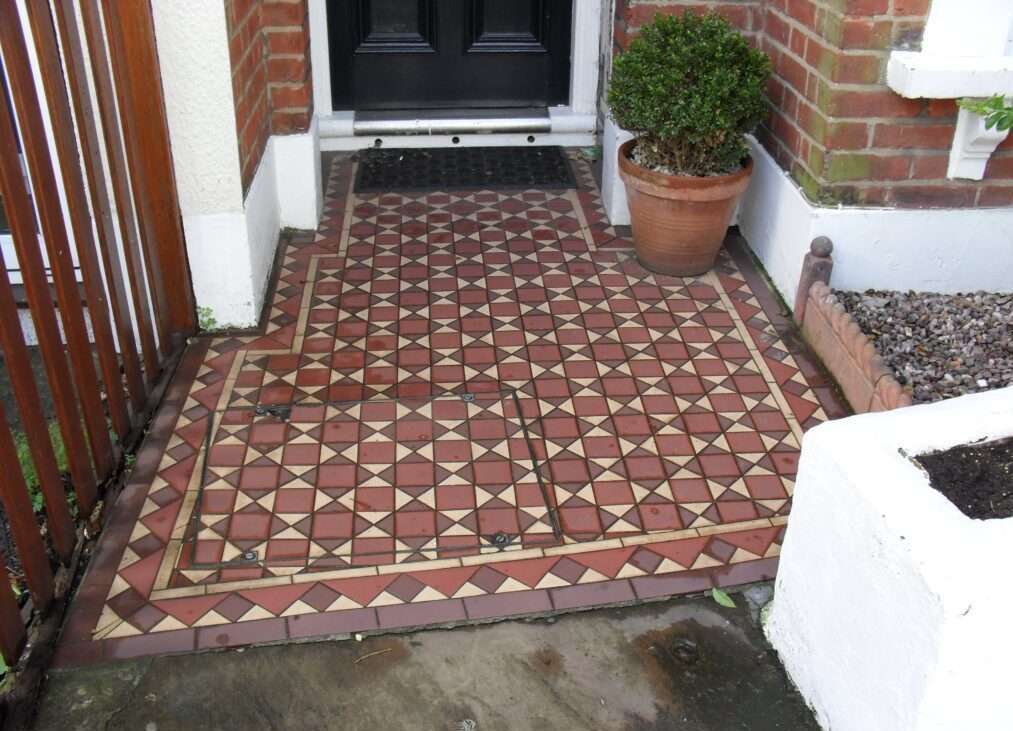 Rutland Pattern Paladin Border with recessed manhole